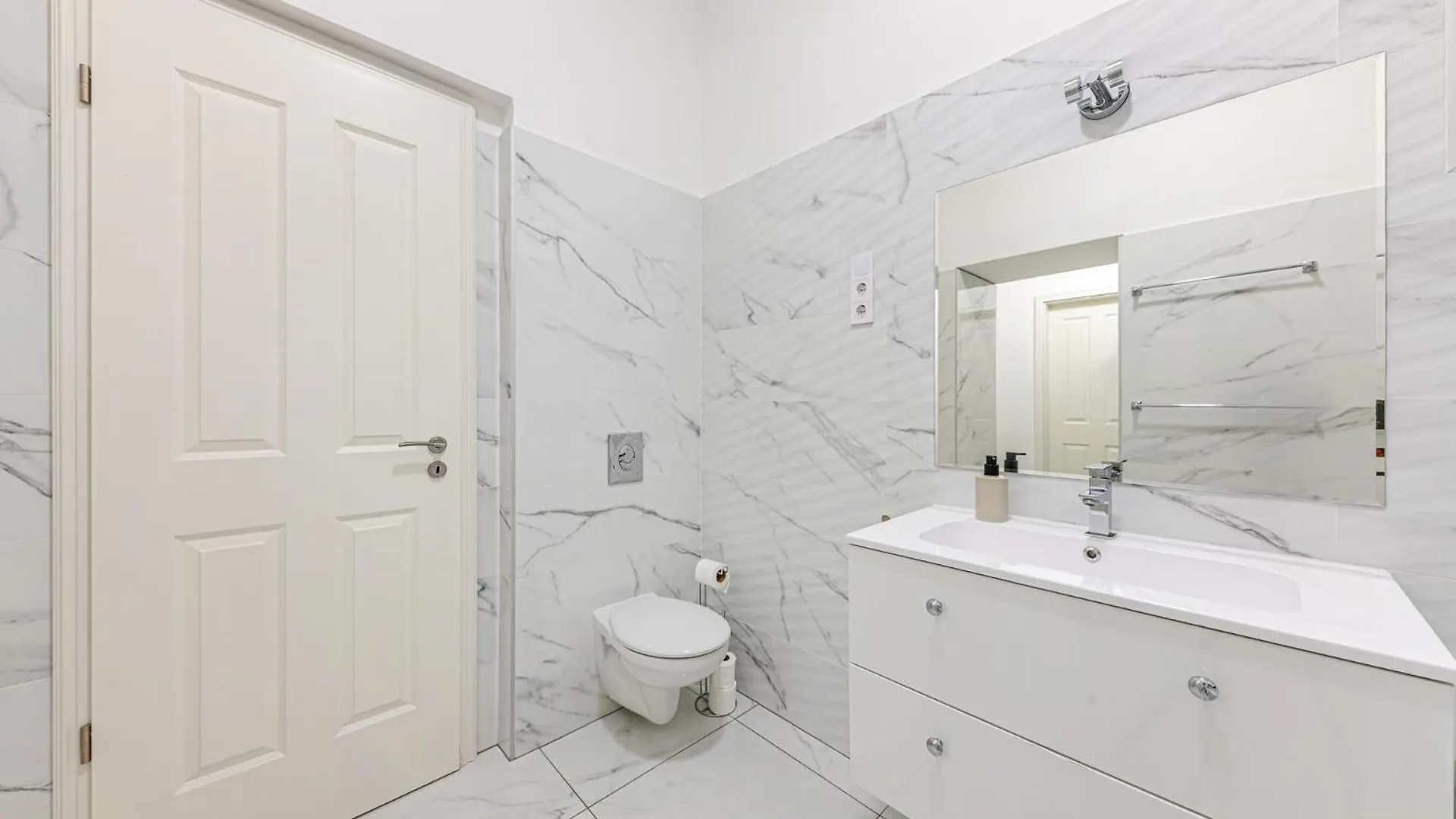 Marble Royal Suite & Studio- Near The City Park Budapest Apartment